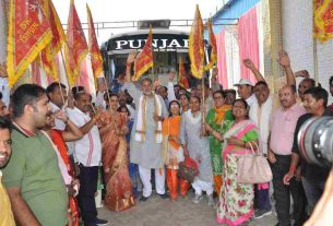 माता वैष्णों देवी यात्रा की बसों को झंडी दिखाकर रवाना करते हुए शिक्षा मंत्री राम बिलास शर्मा